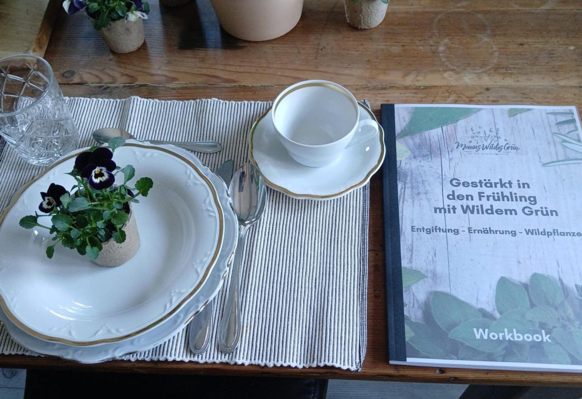 Workshop-Tisch mit Blumen und Buch